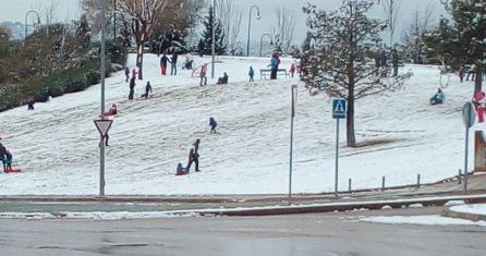 Niños jugando con la nieve