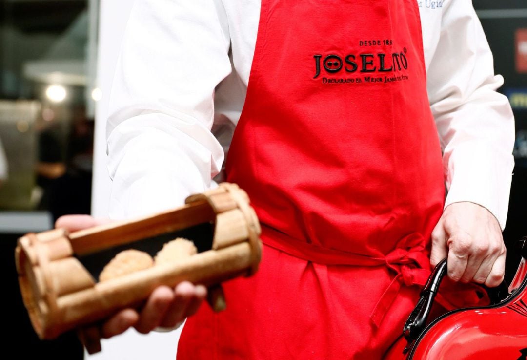 El cocinero Javier Ugidos, de Tobiko, en Toledo, posa tras haber ganado el Campeonato Internacional a la mejor croqueta del mundo.