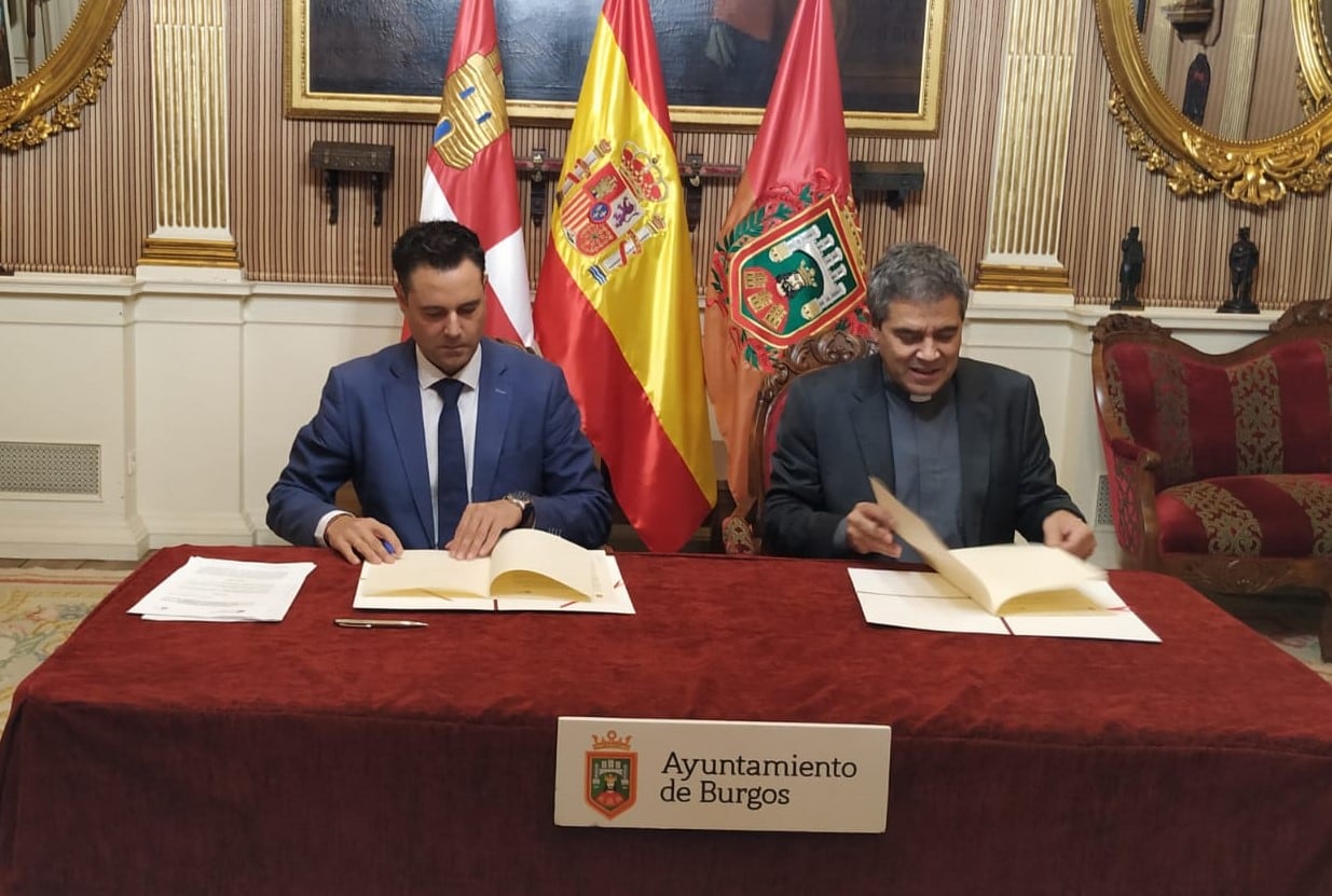 El alcalde de Burgos, Daniel de la Rosa; y el presidente del Cabildo de la Catedral, Vicente Rebollo, han firmado este lunes el convenio que regulará la sustitución de la iluminación de la seo burgalesa. / Foto: Radio Castilla