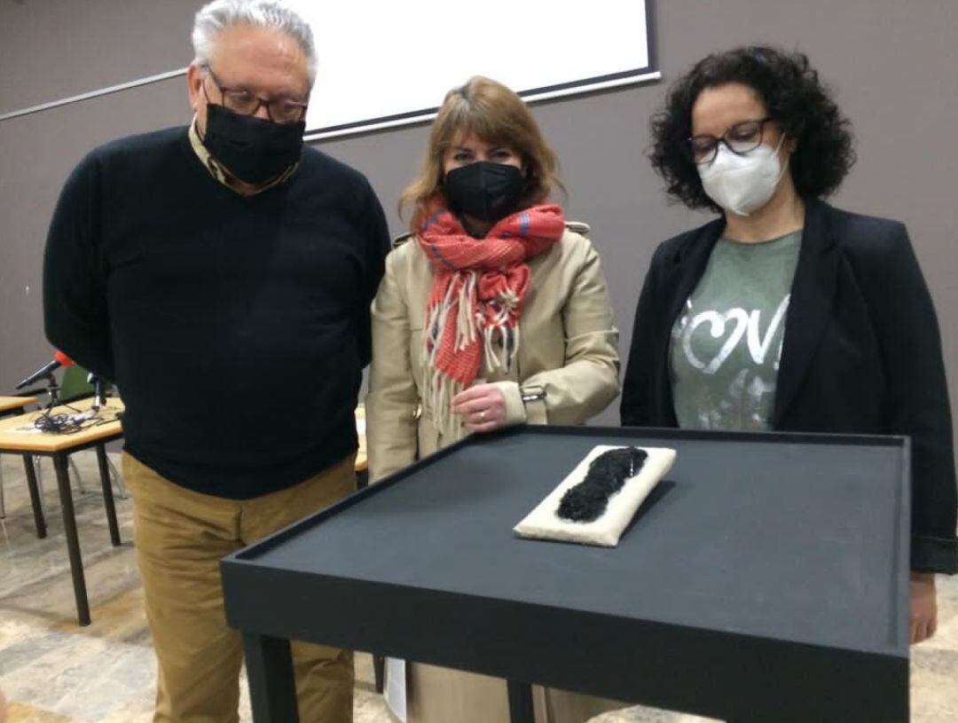 Antonio Poveda, Rosa Vidal y Eva Mendiola, director museo, concejala Museos y restauradora junto a la pieza