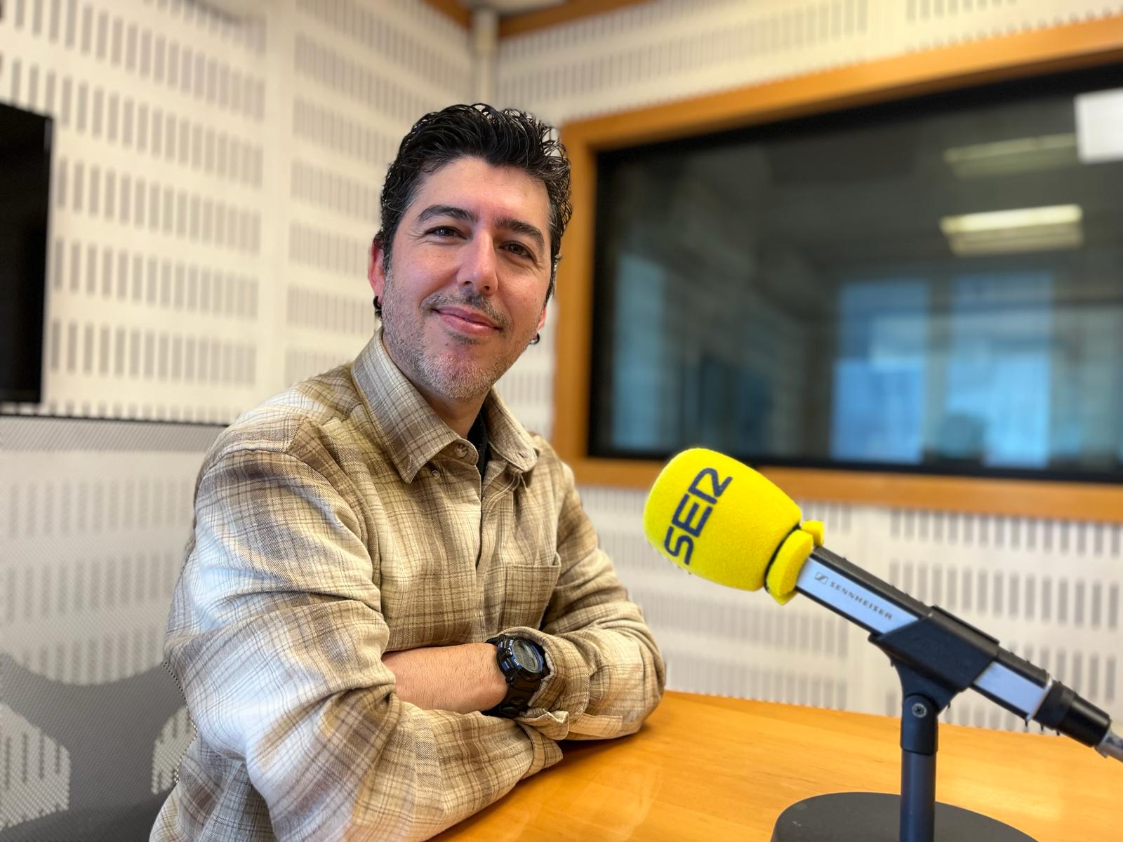 José Ossorio, prop maker, en La Sociedad de la Nieve, en el estudio de Radio Cádiz,