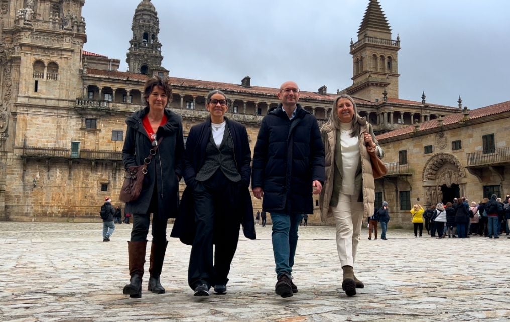Marta Álvarez, Mercedes Rosón, Gonzalo Muíños y Mila Castro se dirigen al Pazo de Raxoi
