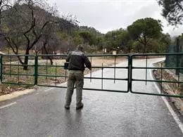 Un agente medioambiental cierra uno de los accesos al Parque Regional de Sierra Espuña