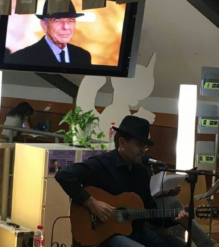 Ismael Galiana ataviado con sombrero con el que recordaba a Leonard Cohen.