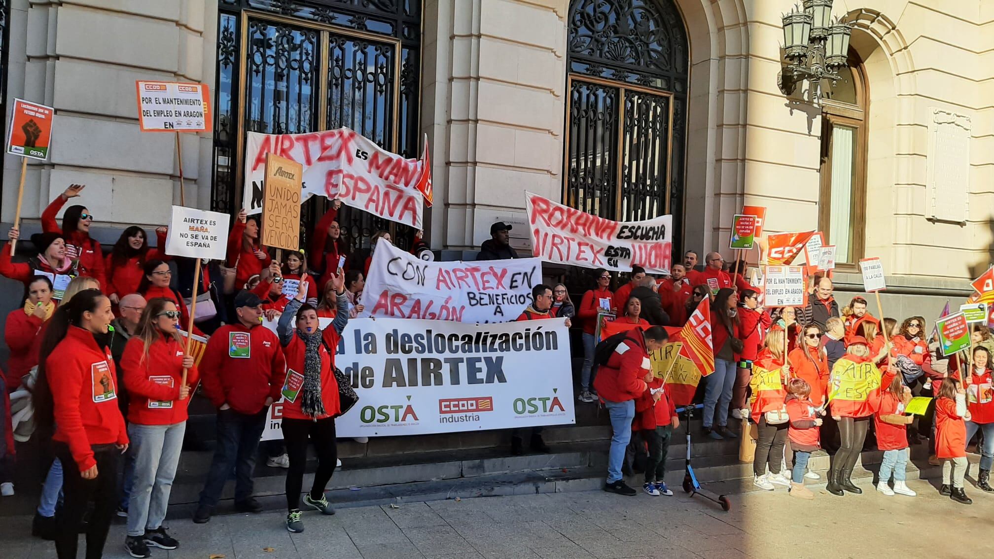 Protesta de la plantilla de Airtex en la plaza de España de Zaragoza contra el ERE planteado por la compañía