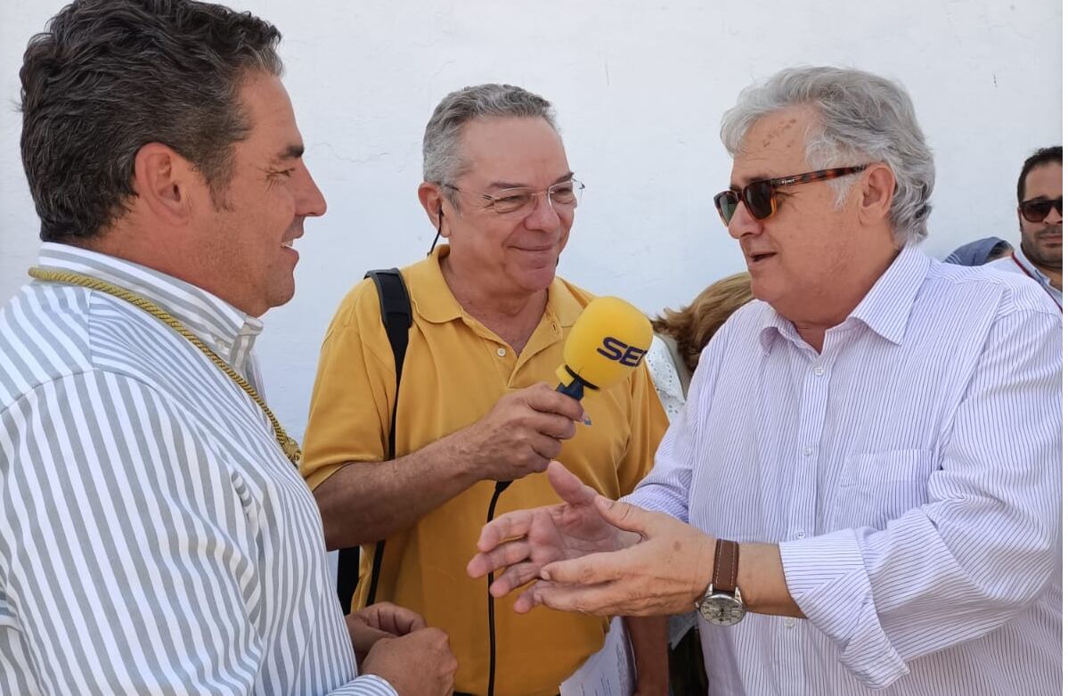 Francisco Javier Domínguez Ponce, alcalde de Villamanrique, con Salomón Hachuel y Antonio Yélamo