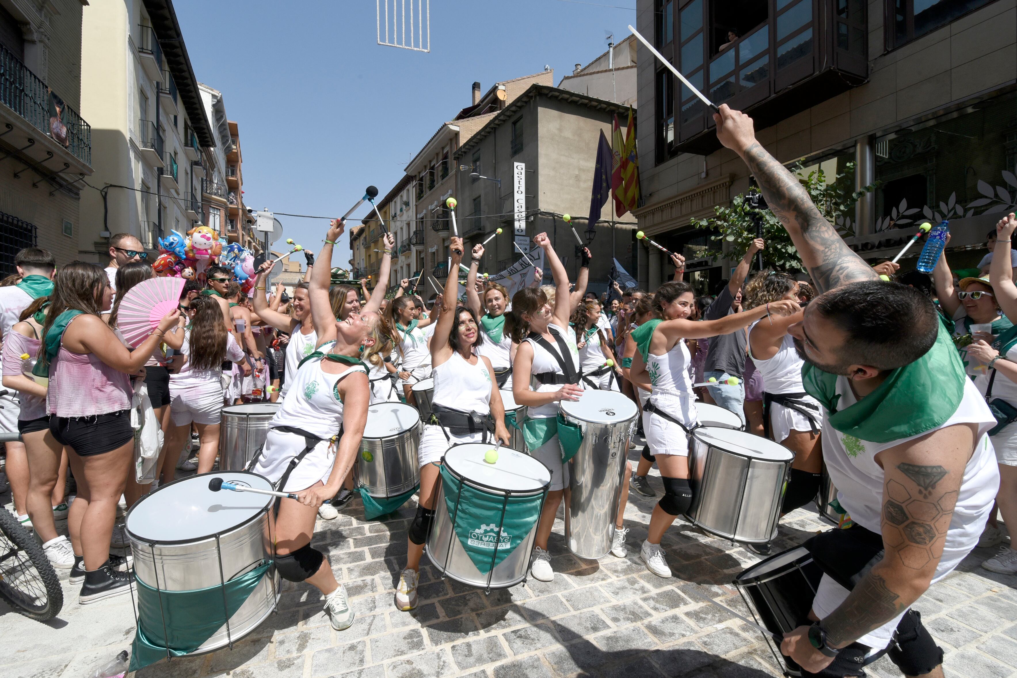 HUESCA, 09/08/2025.- Inicio de las fiestas de San Lorenzo de Huesca, este sábado, en el que la ciudad se ha llenado de alegría y música tras el estallido del cohete anunciador. EFE/ Javier Blasco