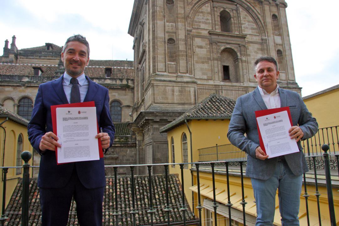 El concejal de Turismo de Granada, Manuel Olivares, y el diputado de Turismo, Enrique Medina, en la sede del Patronato Provincial de Tursmo de Granada mostrando el acuerdo de colaboración firmado entre ambas instituciones