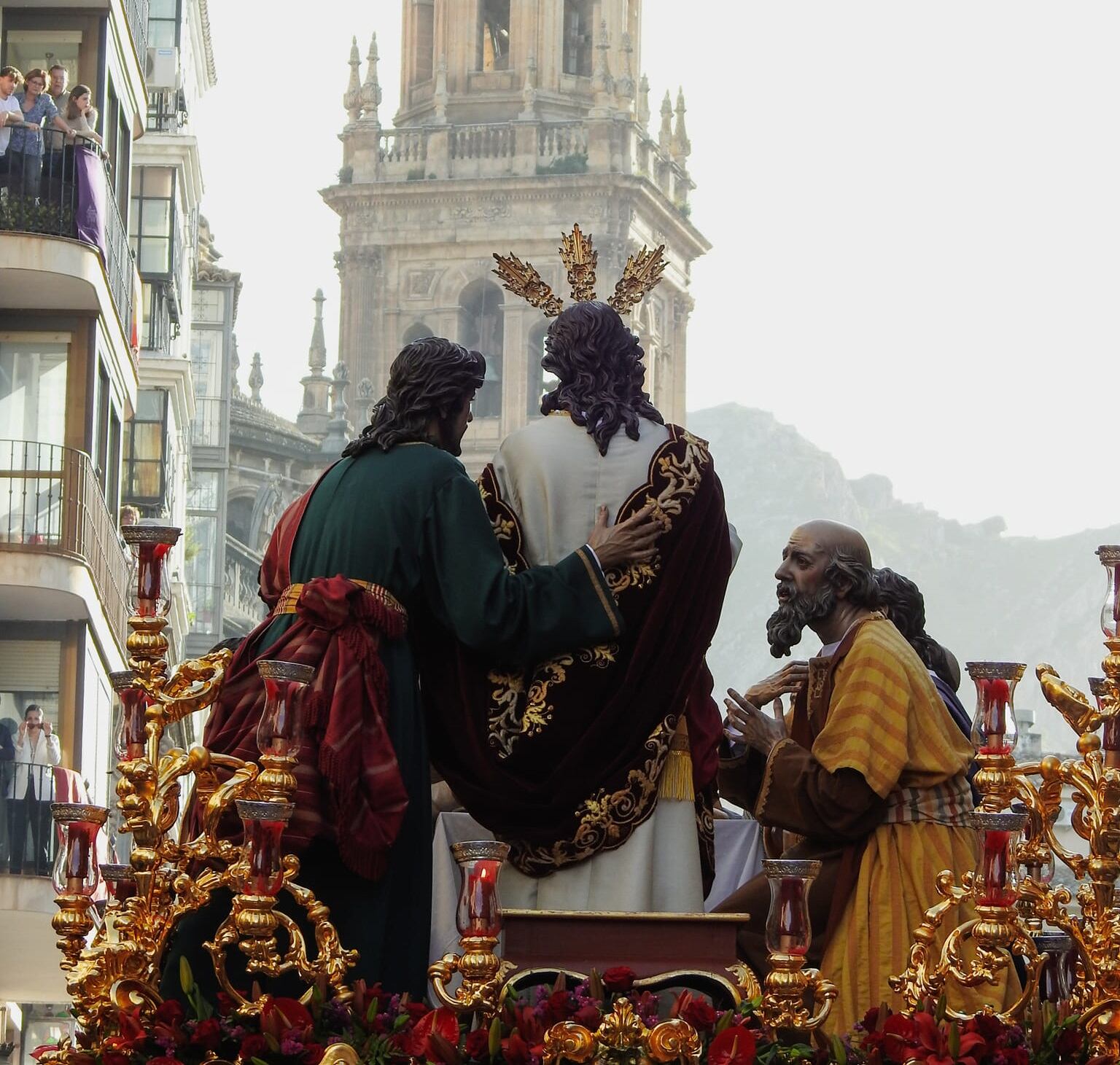 El paso de la Santa Cena de Jaén, de espaldas, con la torre de la Catedral al frente