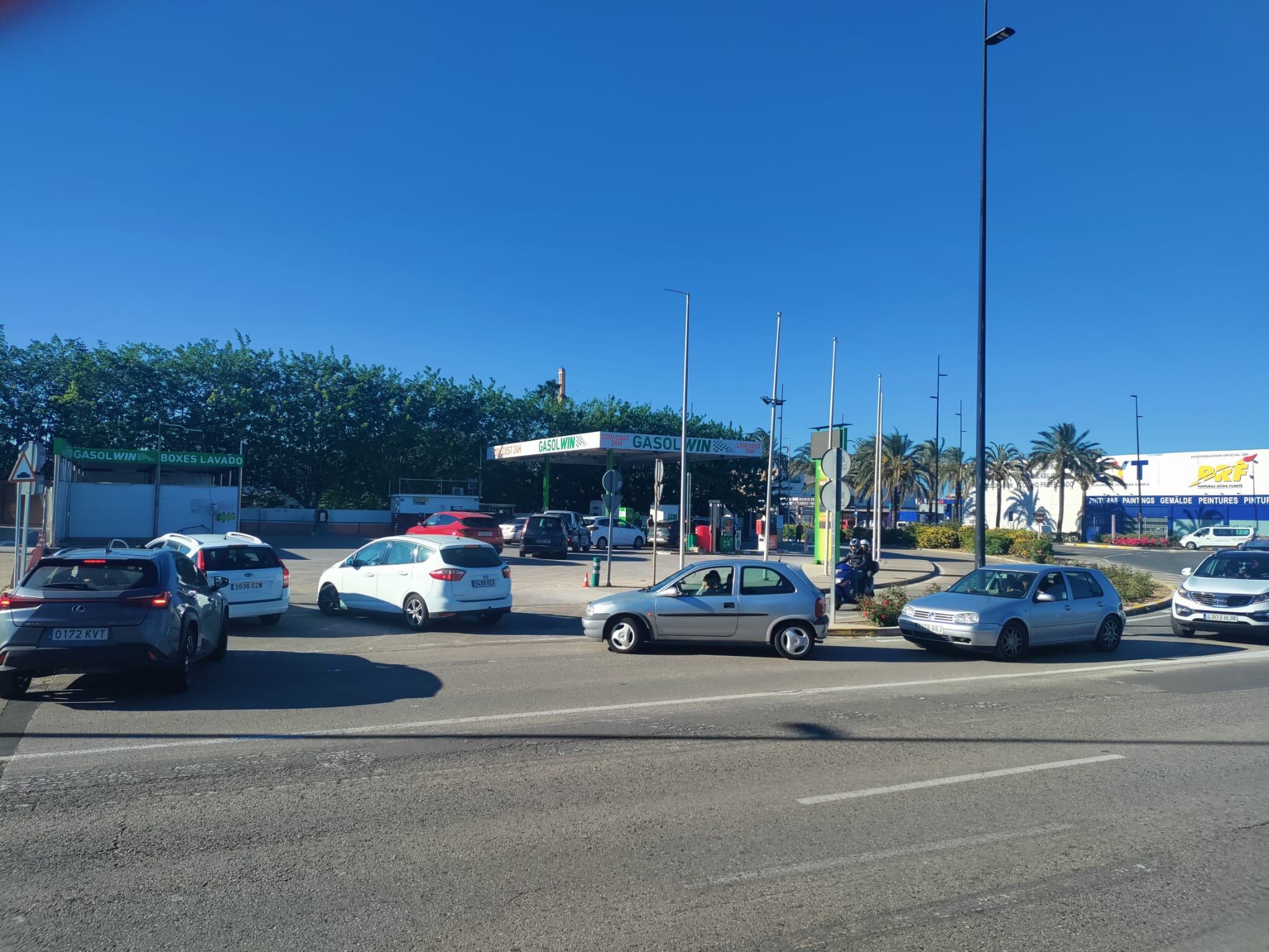 Colas en una gasolinera en Gandia durante el apagón.