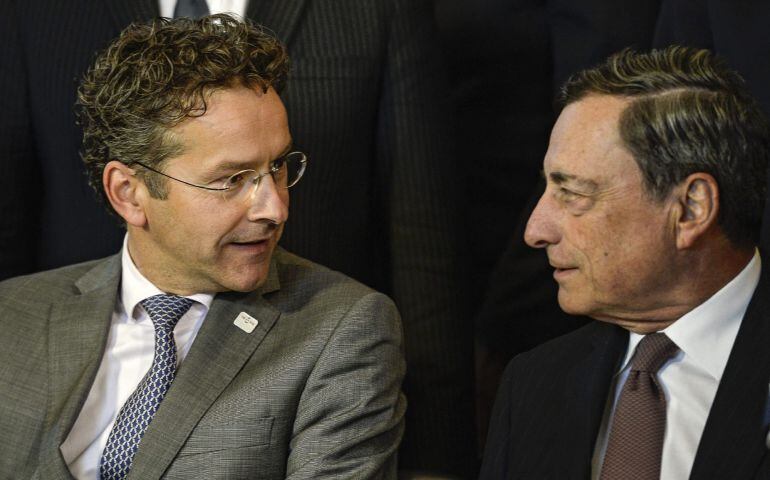 El presidente del Eurogrupo, Jeroen Dijsselbloem y el presidente del Banco Central Europeo, Mario Draghi, conversan durante la foto de familia de la reunión de los ministros de Economía y Finanzas de la zona de euro en Bratislava.