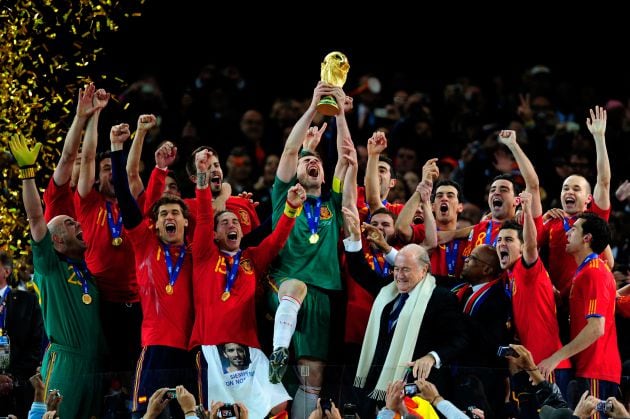 España levanta la Copa del Mundo en 2010