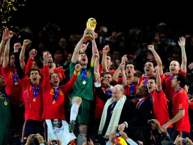 España levanta la Copa del Mundo en 2010