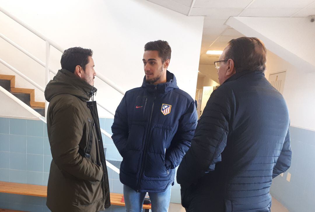 Ángel Encinar charla en el vestíbulo del Estadio Municipal de El Montecillo ante la mirada del presidente, Pedro García (d)