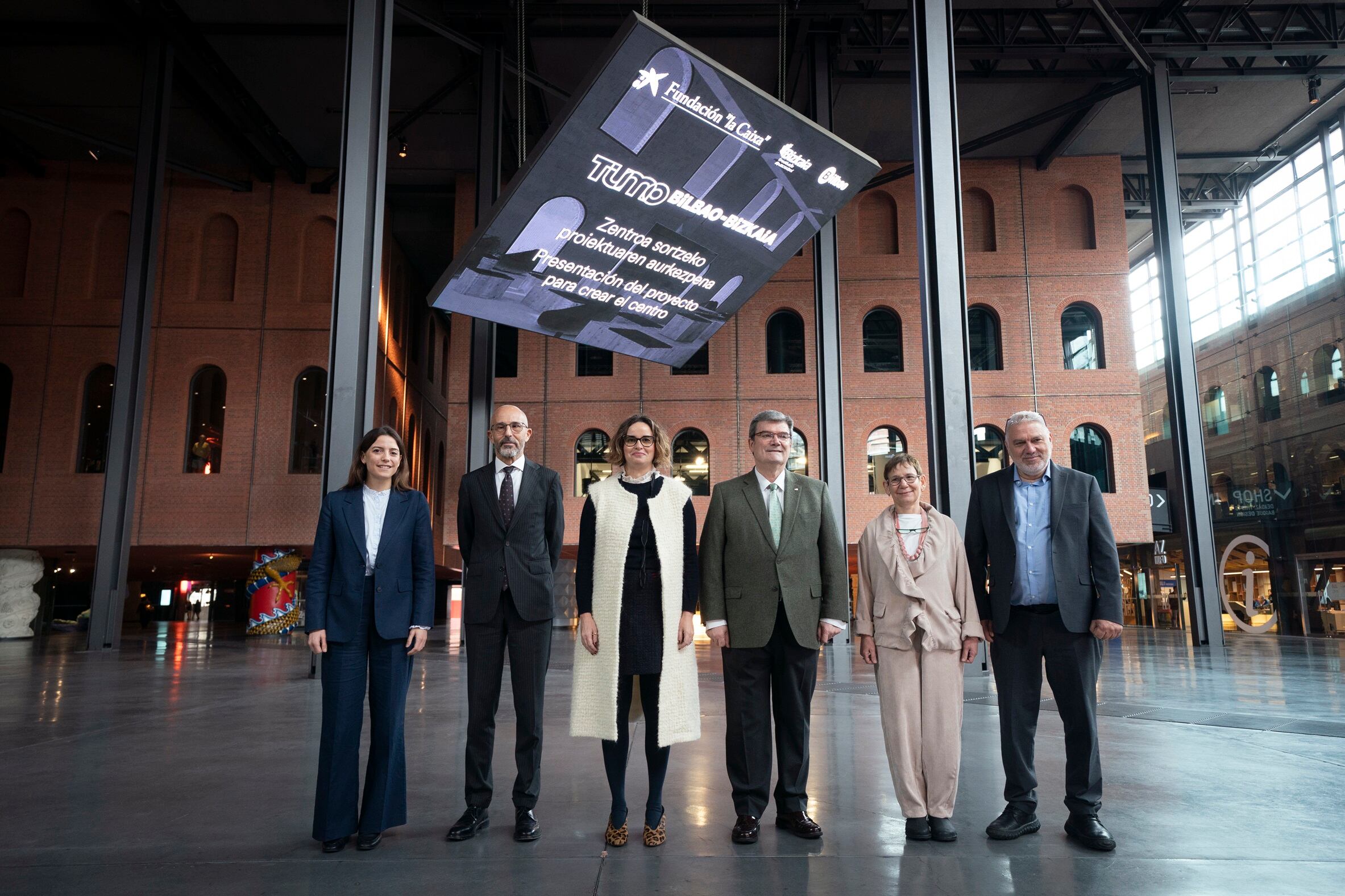 Maria Espinet, directora del Departamento de Educación de la Fundación "la Caixa", Rafael Chueca, subdirector general de Cultura y Territorio de la Fundación "la Caixa", Elixabete Elantxobe, diputada general de Bizkaia, Juan Mari Aburto, alcalde de Bilbao, Mari Lou Papazian y Pegor Papazian, chief developers de TUMO en la presentación del proyecto en Azkuna Zentroa.