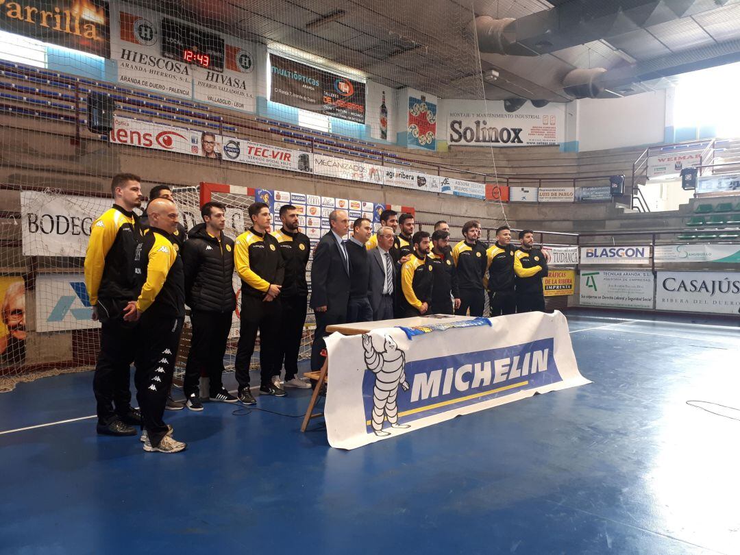 La plantilla del BlasGon y Bodegas Ceres durante la firma del convenio con factoría Michelin.