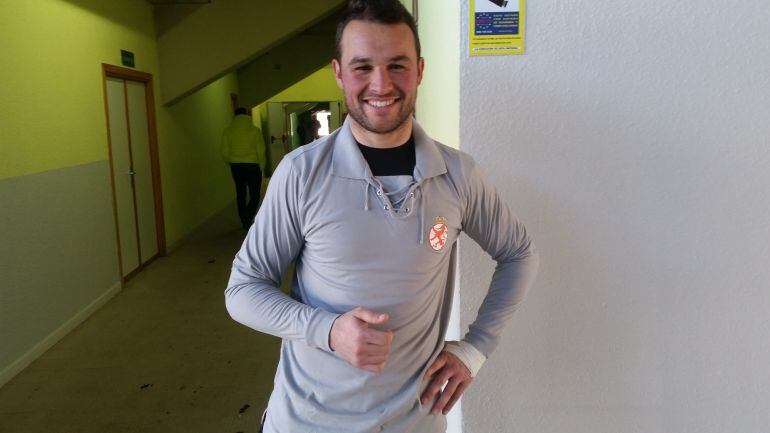 Diego Calzado posa con la camiseta-réplica