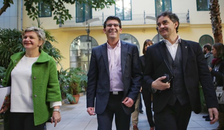 El presidente Jorge Rodríguez, con la diputada de Turismo, Pilar Moncho, y el secretario autonómico de la AVT, Francesc Colomer