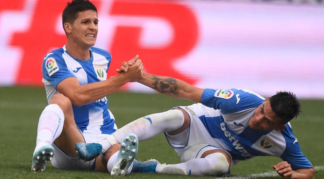 Carrillo (i) y Jonathan Silva durante un lance al final del partido ante el Villarreal C.F. en Butarque.