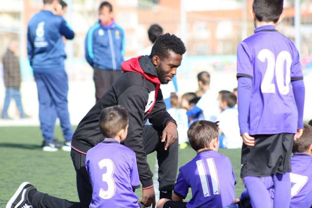 Raouf Comapore, antes de la lesión, con su equipo