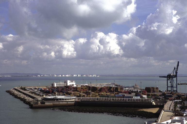 Punta de San Felipe con el edificio de Ciudad del Mar al fondo