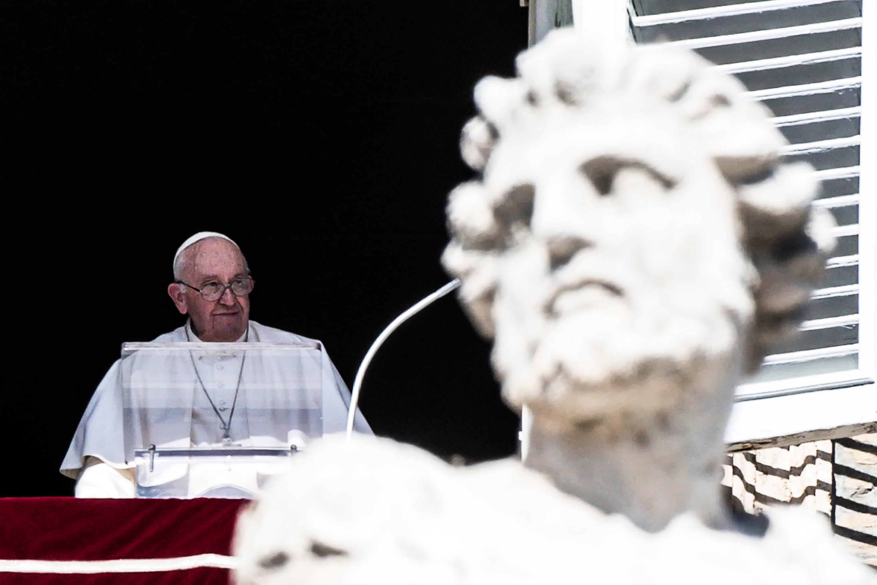 Ciudad del Vaticano, 16/10/2022.- El Papa Francisco dirige el tradicional rezo dominical del Ángelus desde la ventana de su oficina con vistas a la Plaza de San Pedro, en la Ciudad del Vaticano, el 16 de octubre de 2022. EFE /ANGELO CARCONI