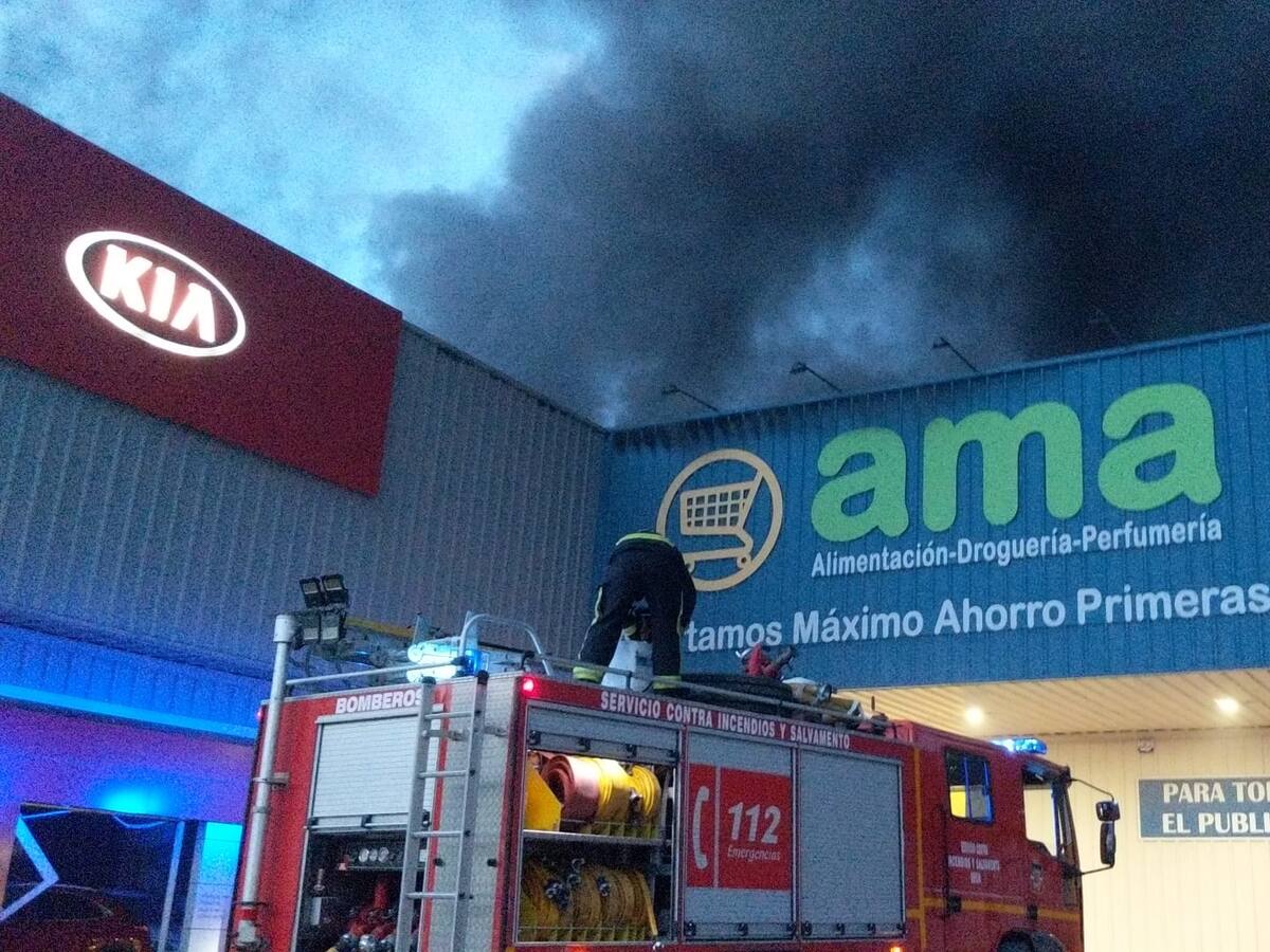Los bomberos dan por extinguido el incendio declarado en un concesionario de Úbeda