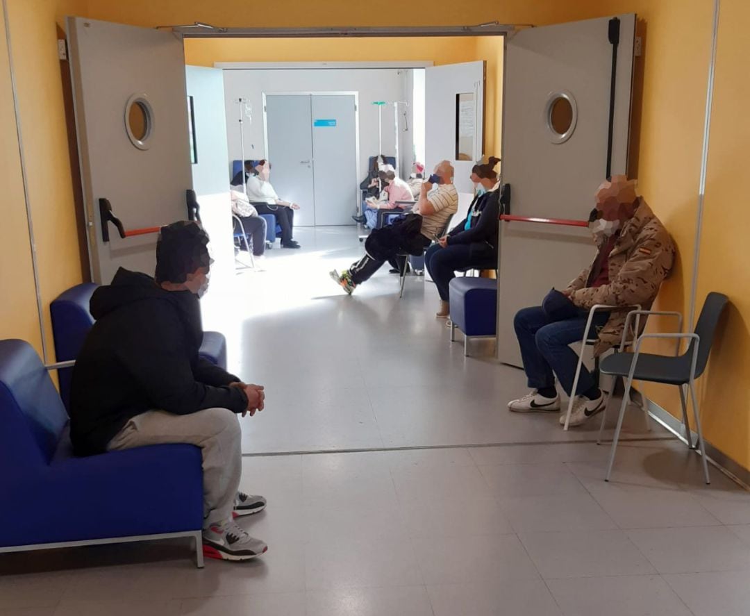 Pacientes esperando a ser atendidos en el Hospital Príncipe de Asturias.