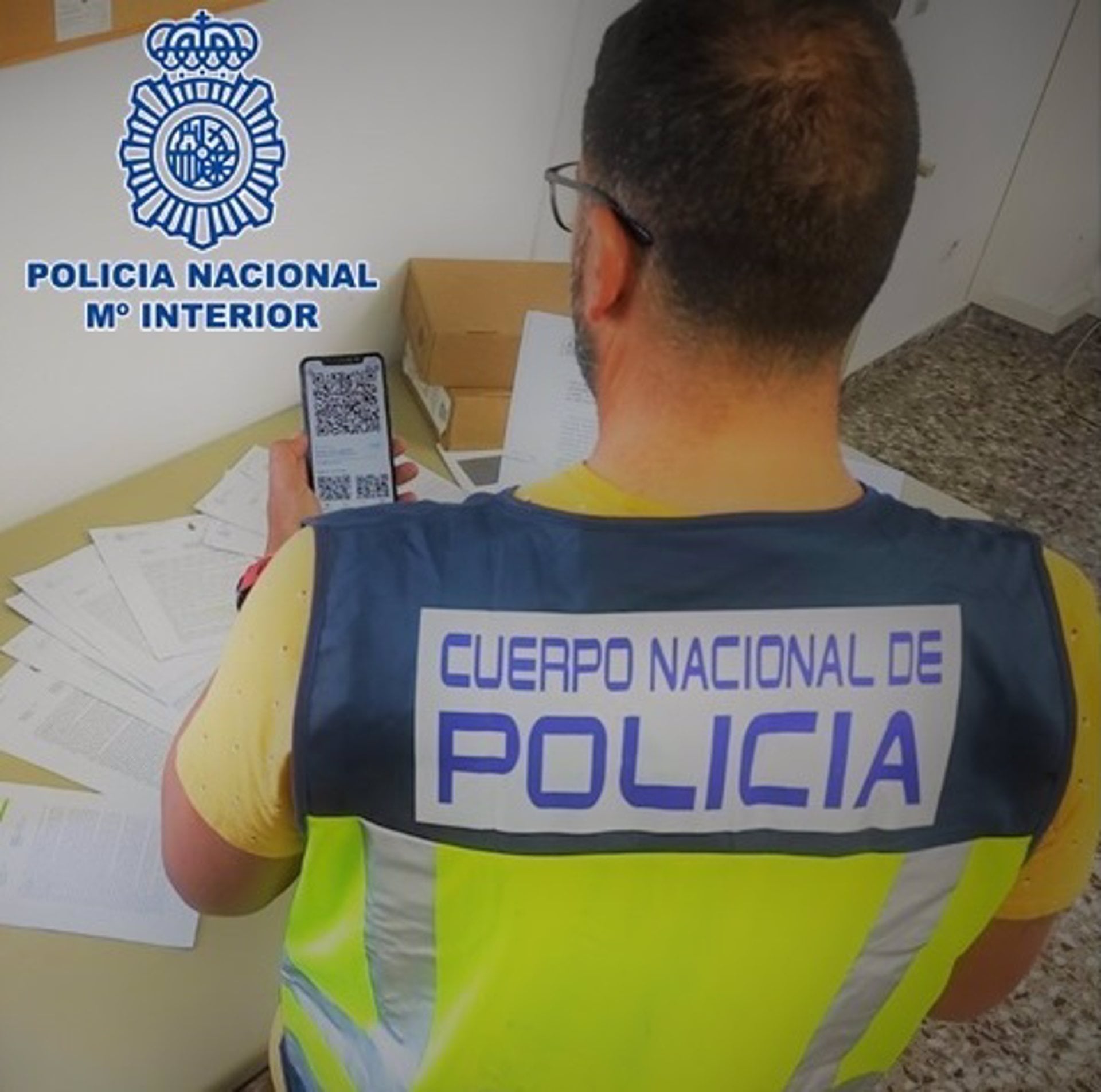 29/12/2022 Un agente de la Policía Nacional, durante la operación
ESPAÑA EUROPA MURCIA SOCIEDAD
POLICÍA NACIONAL