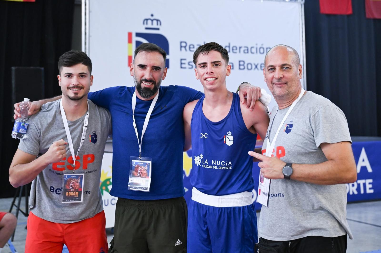 El joven boxeador almeriense cuenta con un equipazo para hacer carrera y llegar lejos en el ring.