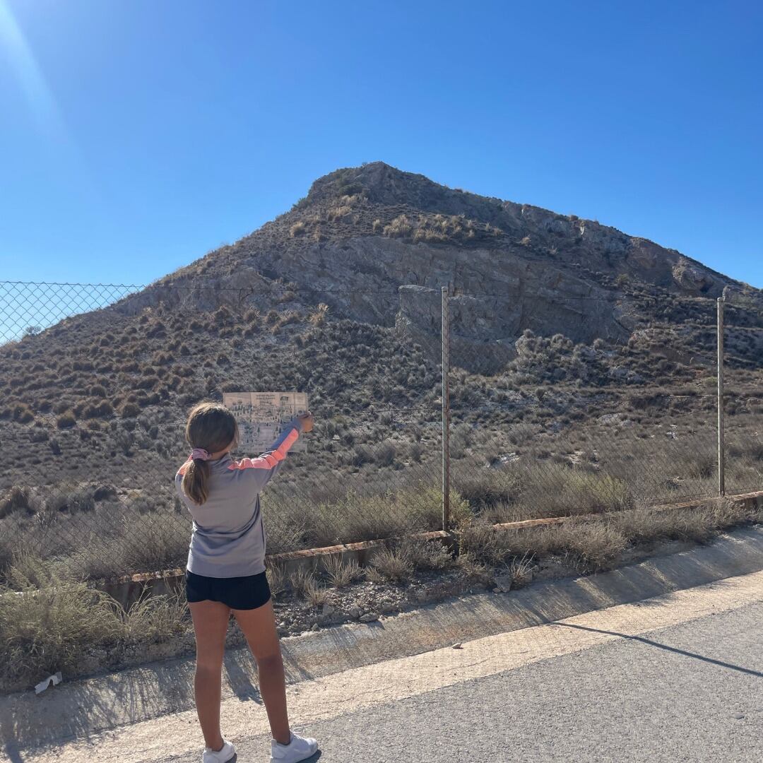 Una niña mirando el mapa de Villescouts