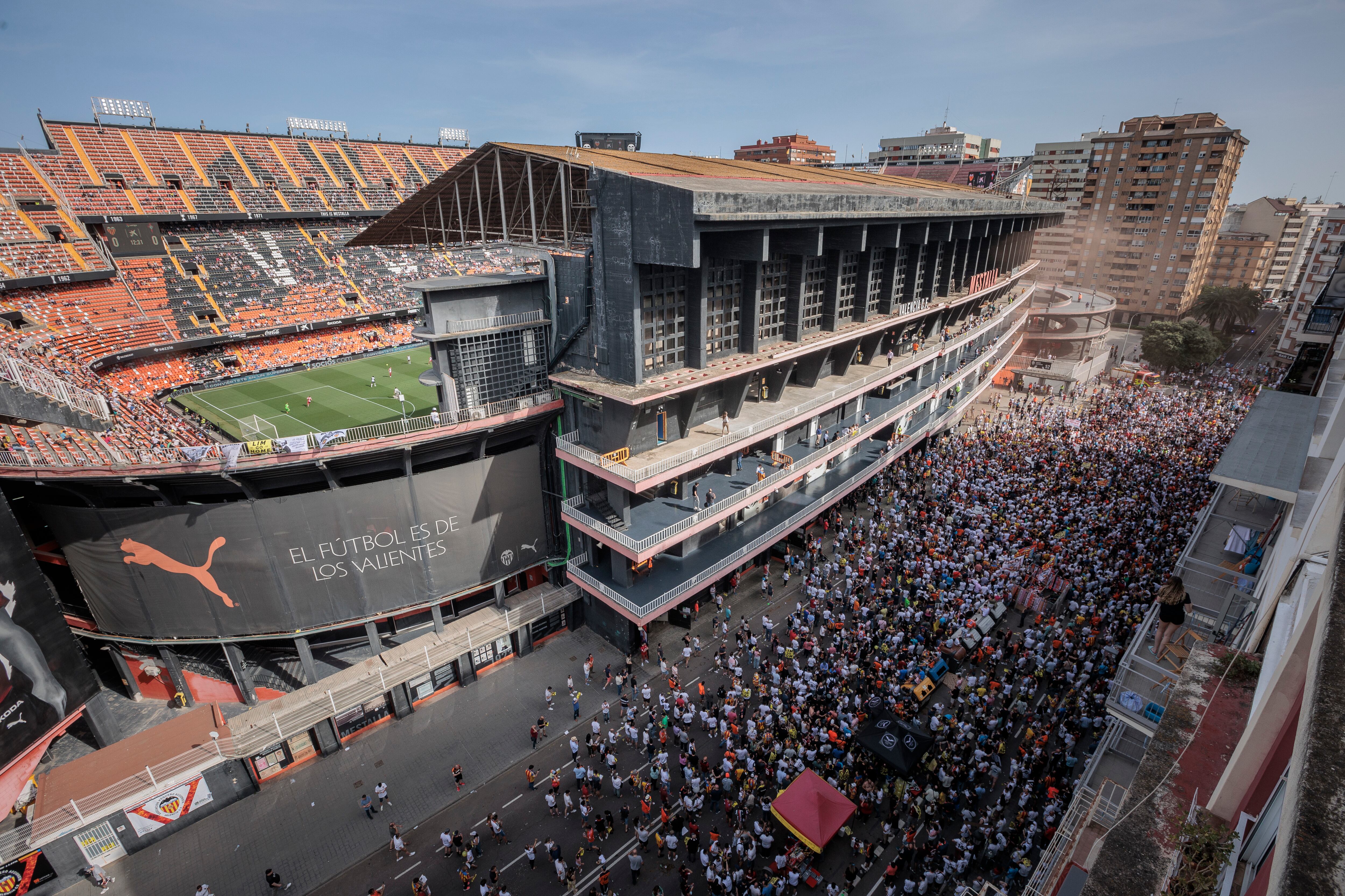GRAF7832. VALENCIA, 21/05/2022.- Aficionados del Valencia se manifiestan en contra del propietario del club, el singapurense Peter Lim, y el presidente, Anil Murthy en las inmediaciones del estadio de Mestalla en Valencia este sábado antes del partido de LaLiga contra el Celta. EFE/ Biel Aliño