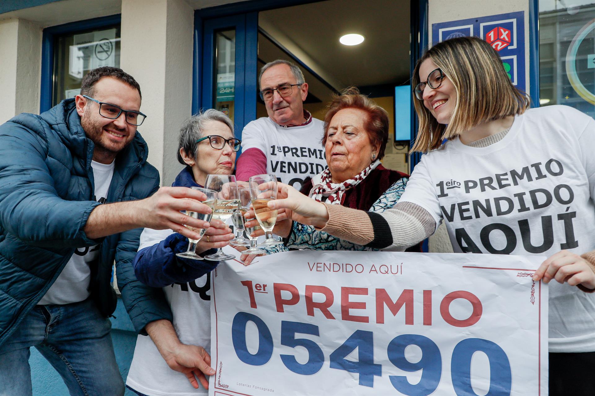 Otilia y su familia celebran el premio a las puertas de su administración