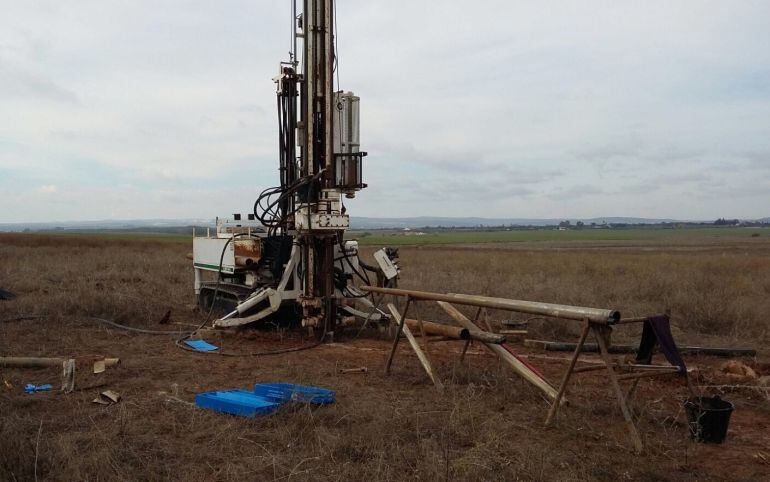 Máquina de sondeo sobre los terrenos de la Plataforma Logística de Badajoz.