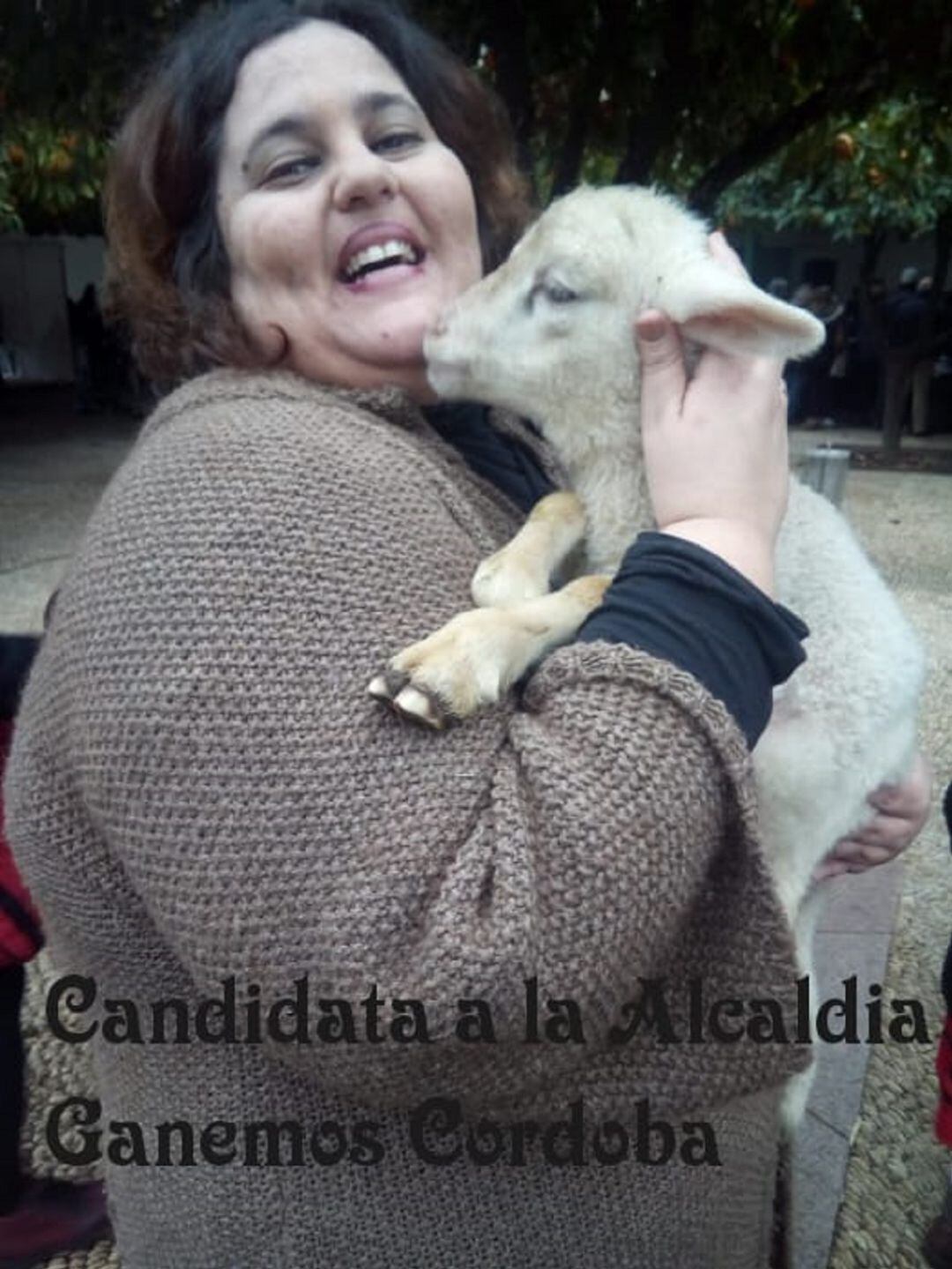 Estrella Peso posa en el cartel oficial de Ganemos Córdoba. (Andalucía y Córdoba aparecen así, sin tilde, en el original)