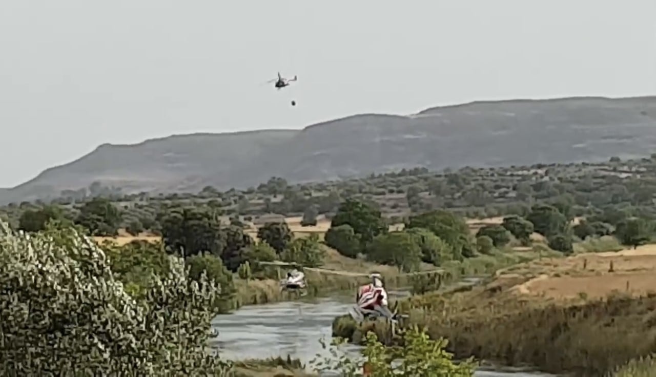 3 helicópteros cargando en el río Tajo en Almoguera