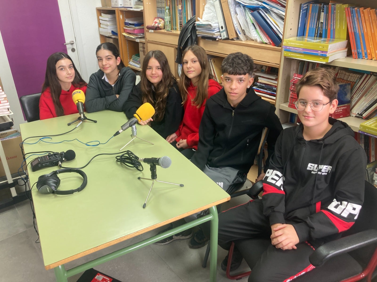 Los alumnos del IES Alto Jarama de Torrelaguna, en Madrid, asisten al &#039;Taller del Buen Querer&#039;. De izq a dcha: Isabella Martín, Berta Yáñez, Nora Marcelo, Belén Valderrey, Iván Casado y Sasha.