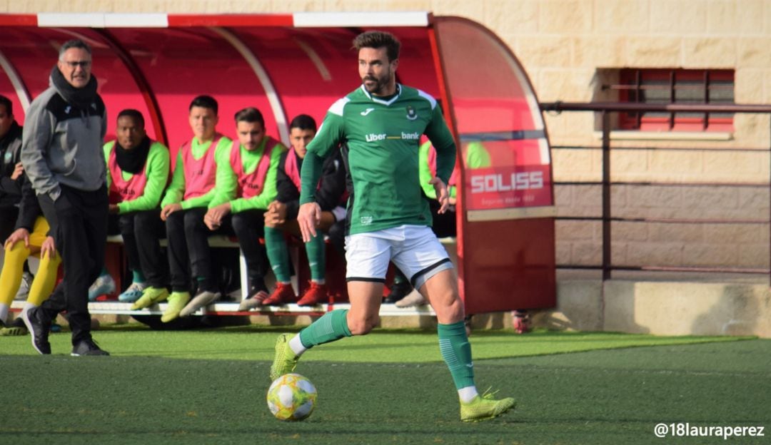 Chico Díaz conduce un balón en el partido del pasado domingo