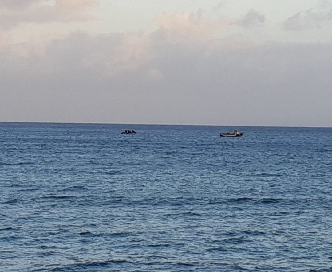 La embarcación confundida con una patera frente a Playa Honda, en Lanzarote.