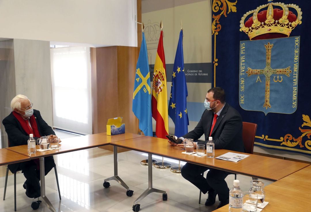 El Padre Ángel durante su encuentro con el Presidente del Principado, Adrián Barbón