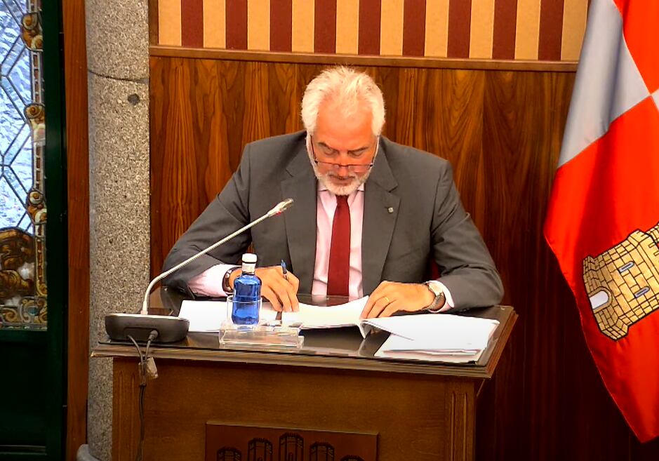 El secretario general del Ayuntamiento de Burgos, Francisco Pindado, ha dado lectura del acuerdo que pide una facultad de Medicina para la UBU