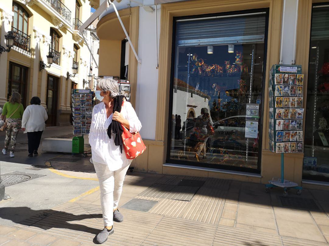 Una visitante pasea por calle virgen de la Paz