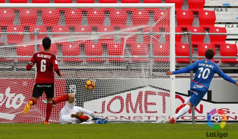 Juan Muñiz marca el gol de la victòria del Nàstic contra el Mirandés.
