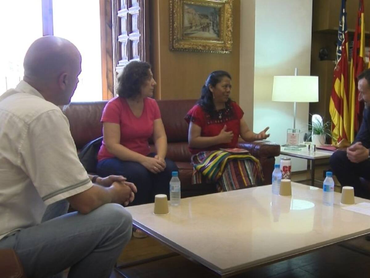 La activista de los derechos humanos, Lolita Chávez, visita Elche