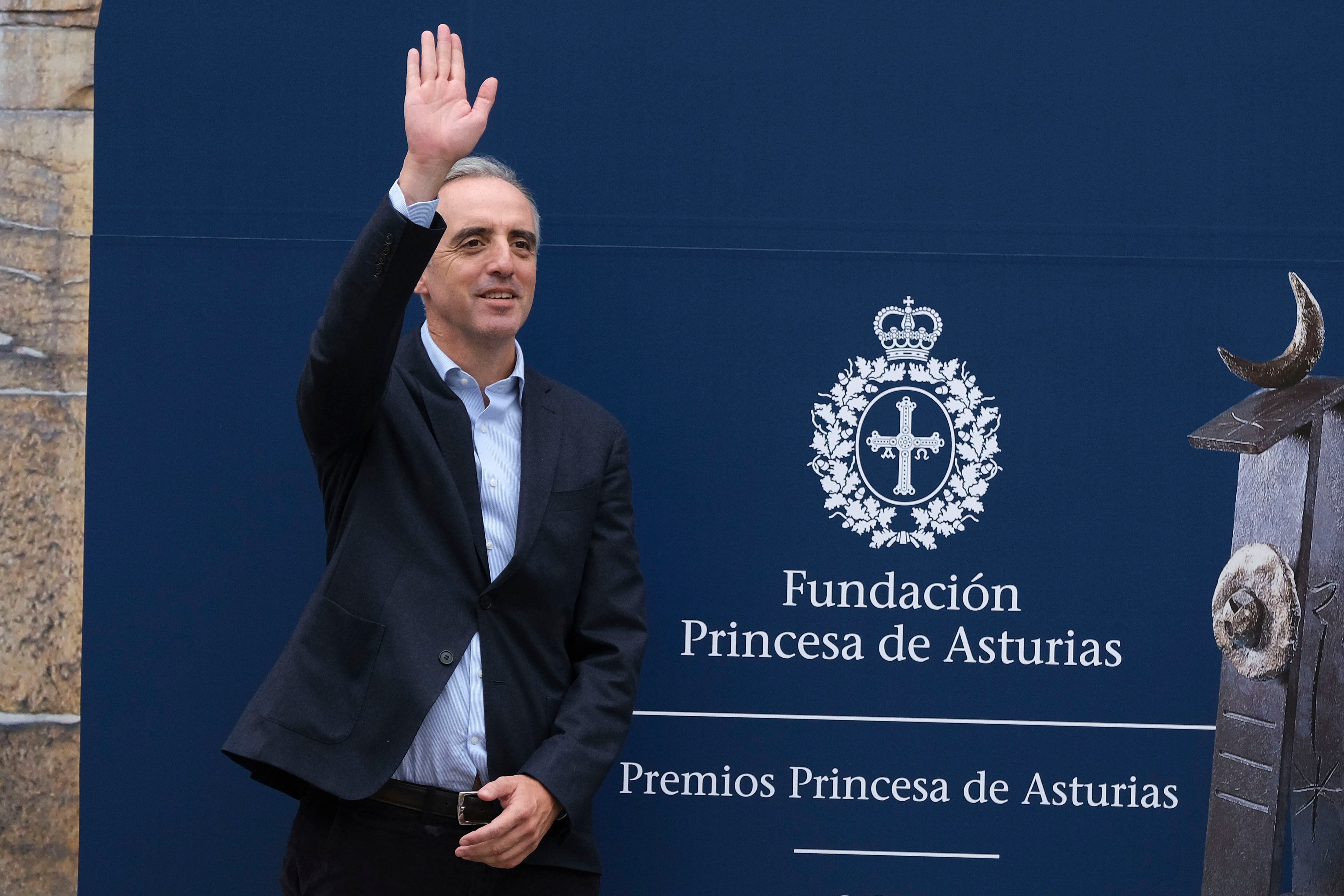 Luis Pizarro posando en el exterior del Hotel de la Reconquista 