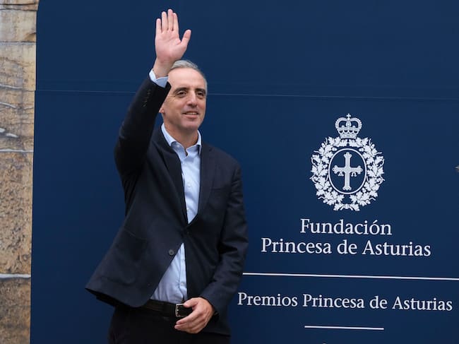 Luis Pizarro posando en el exterior del Hotel de la Reconquista