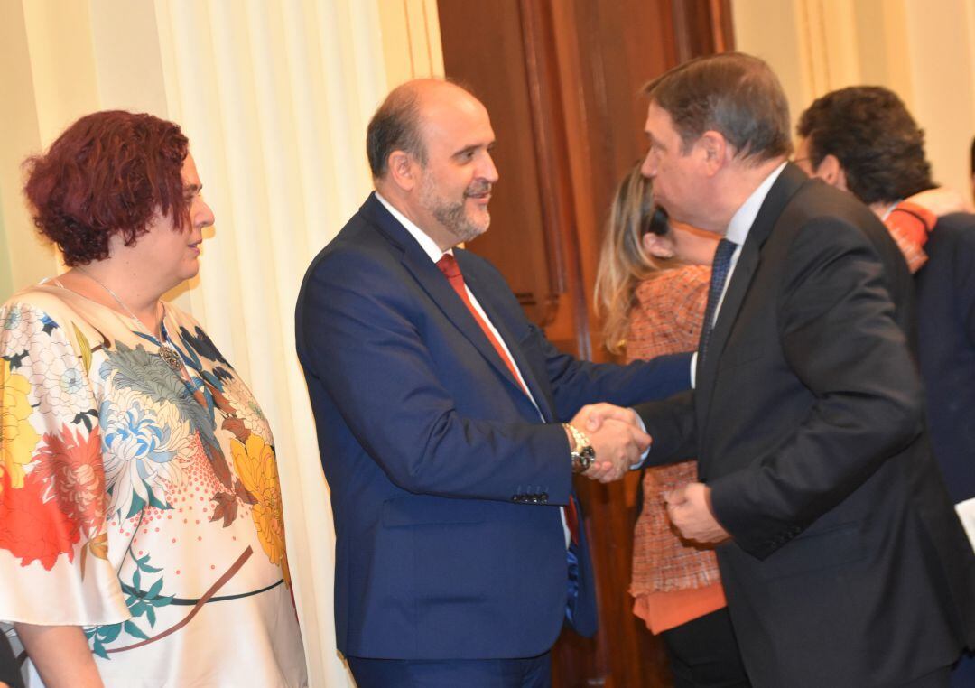 El vicepresidente, José Luis Martínez Guijarro, con el ministro de agricultura, Luis Planas