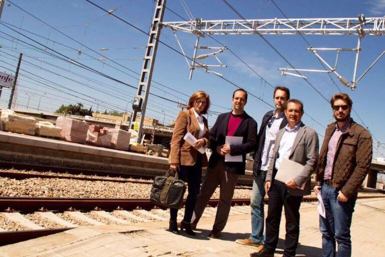 El alcalde de Xirivella, Michel Montaner, y la alcaldesa de Alaquàs, Elvira García, junto a sus equipos en una visita reciente al nuevo andén de Font de San Lluís