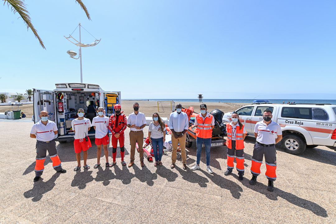 El alcalde de San Bartolomé, Alexis Tejera, dando la bienvenida a los encargados del servicio en Playa Honda.