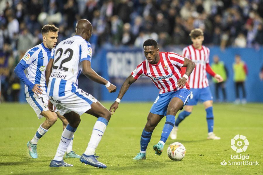 'El Puma' Rodríguez encara a un jugador del Leganés.